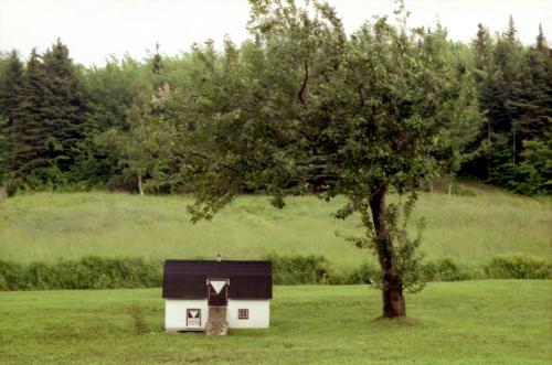 vue d'une maison dans un champs