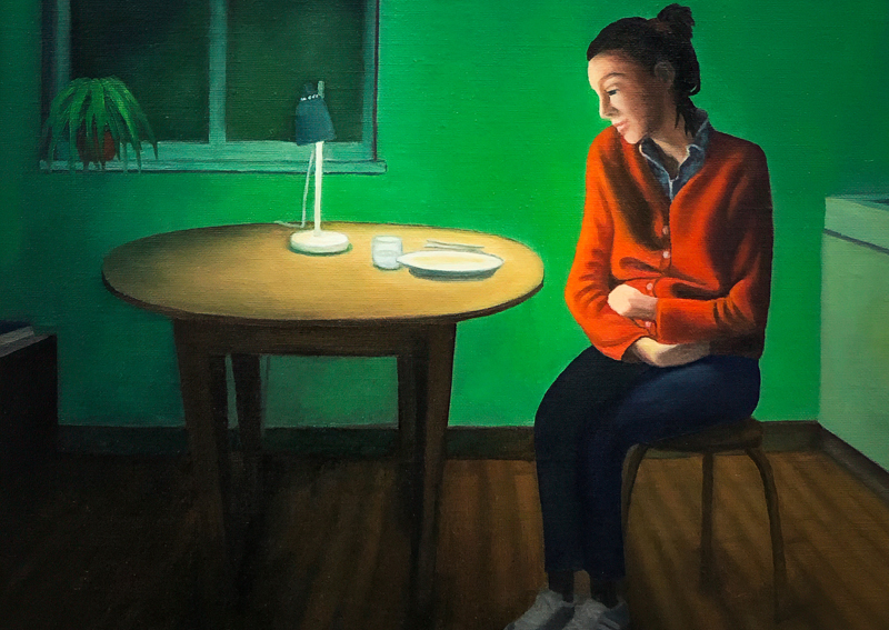 une femme assise devant une table